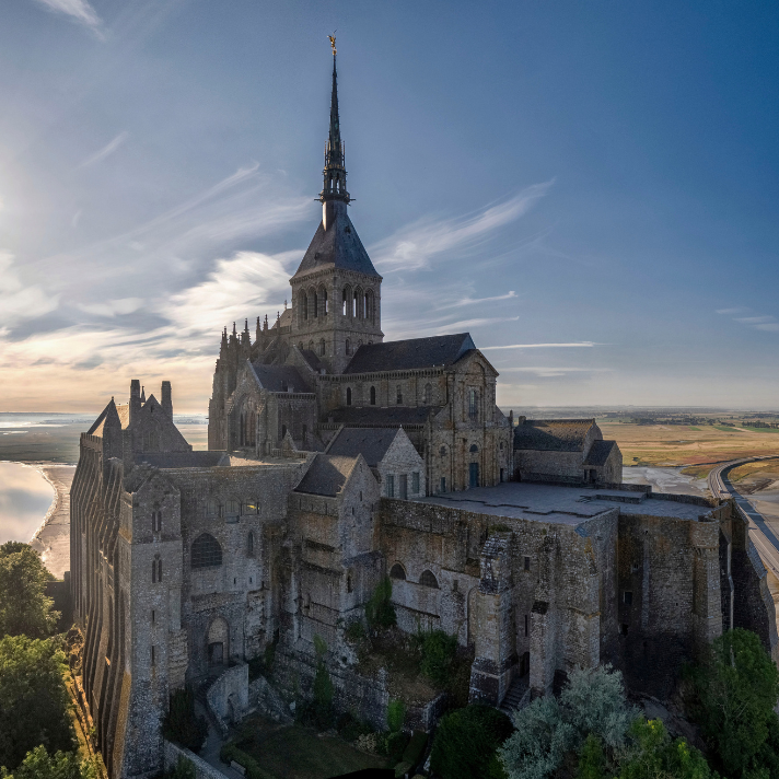 Fichier:Eglise abbatiale (angle sud-ouest).jpg - Wikipédia